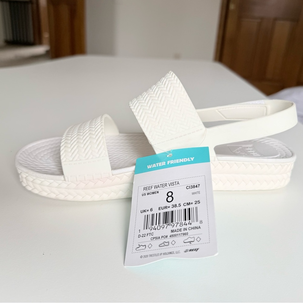 NWT Reef Water Vista Sandals - White - Size 8